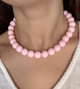 Collar de doble vuelta con cuentas esféricas de resina en color rosado brillante.