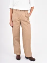 Pantalon de vestir color kaki, de corte recto y tiro alto, con pinzas frontales y bolsillos laterales.