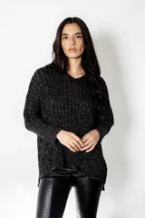 Poncho tejido en Lurex negro con hilos plateados brillantes, escote en V y mangas largas. Presenta un calce suelto y relajado.
