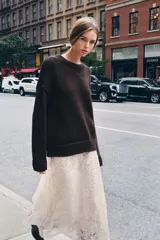 Jersey de punto de cuello redondo y manga larga con hombro caído y costuras marcadas. Presenta acabados en rib en cuello, puños y bajo.