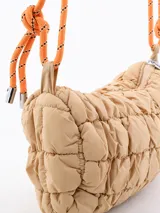 Bandolera de diseño acolchado en color beige, con cierre superior y correa ajustable de cuerda naranja con detalles en negro y refuerzo para el hombro.