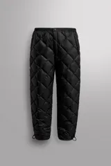 Pantalón de esquí acolchado con diseño de rombos, color negro. Presenta cintura elástica con cierre de botón a presión, bolsillos laterales con cremallera y bajos ajustables con cordón elástico.