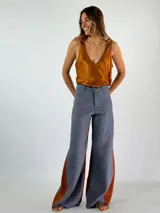 Pantalón de tiro alto con corte palazzo, color gris con paneles laterales color naranja.