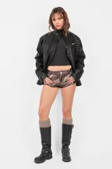 Microshort de cuerina metalizada color marrón, tiro bajo, con cintura con pasacintos, bolsillos laterales y traseros con detalle de presilla y botón snap.