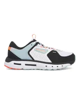 Championes Under Armour modelo Summit Trek, diseñados para senderismo y uso urbano. Presentan una parte superior de malla blanca con superposiciones sintéticas en negro y detalles en celeste pastel y naranja neón. Cuentan con una mediasuela de doble densidad y suela de goma con tacos para mayor tracción.