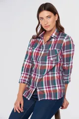 Camisa a cuadros de manga larga con cierre frontal de botones, cuello camisero y un bolsillo aplicado en el pecho.