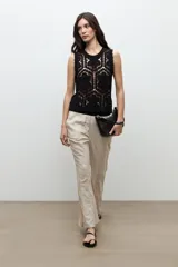 Top de crochet negro sin mangas, con cuello redondo y diseño calado con motivos florales.
