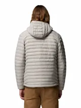 Campera acolchada con capucha, diseñada con tecnología de repelencia Omni-Shield y aislamiento térmico Thermarator de poliéster reciclado. Cuenta con cierre frontal, bolsillos laterales con cremallera, protector de mentón y dobladillo ajustable.
