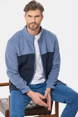 Campera térmica de micro polar bondeado con diseño bicolor en tonos azul y azul marino. Presenta cuello alto, cierre frontal completo y bolsillos laterales con cierre.