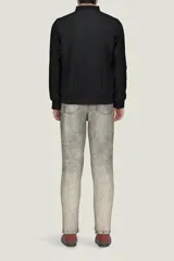 Campera bomber negra con cierre frontal y cuello, puños y cintura acanalados.