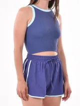 Musculosa deportiva color lila claro, de tejido acanalado, corte crop top y cuello redondo con ribete en color verde lima.