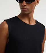 Musculosa negra de corte regular con textura de punto y escote redondo (canoa).