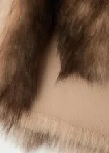 Chaleco de piel ovino con pelo, color marrón, sin mangas y con cuello alto envolvente.