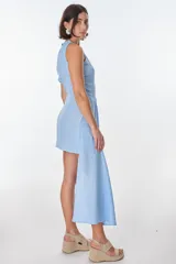 Vestido corto color marrón, con cuello halter fruncido y drapeado asimétrico en la cintura que genera una cola larga.