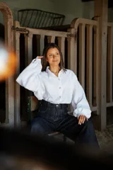 Camisa de lino de corte relajado y silueta holgada, con cuello clásico y cierre frontal de botones forrados en lino a rayas. Presenta mangas largas con puños amplios.