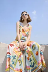 Chaleco holgado de viscosa con escote en V y breteles anchos, presenta un diseño colorido con estampado inspirado en motivos náuticos y veraniegos.