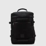 Mochila urbana de diseño minimalista con efecto cuero, cuenta con un amplio compartimento principal, bolsillo interno para computadora de hasta 16 pulgadas con protección de neopreno, espacio frontal para accesorios y bolsillos laterales para botellas. Incluye tirantes acolchados con ajuste al pecho y múltiples correas de compresión laterales.