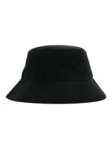 Gorro tipo bucket color negro, confeccionado en canvas engrasado resistente al agua, con forro interior de algodón orgánico y logo de la marca bordado en tono sobre tono.
