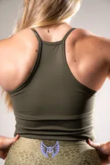 Musculosa deportiva de cuello alto con diseño de espalda nadadora, confeccionada en tejido de doble capa color verde oliva. Presenta el logo de la marca bordado en el centro del pecho.