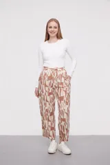 Pantalón de algodón de tiro medio, corte recto y largo, con estampado paisley en tonos verde militar y beige/blanco.