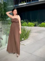 Vestido largo color marrón chocolate, con breteles finos, escote recto y falda amplia con frunce en la cintura.