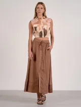 Top camisero corto estampado de marca Elan, sin mangas, con cuello camisero y cierre frontal de botones. Cuenta con dos bolsillos en el pecho con solapa y cintura elastizada fruncida.