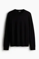 Suéter de punto fino color negro, con cuello redondo y manga larga. Presenta ribetes acanalados en cuello, puños y bajo, con un corte ajustado (slim fit).