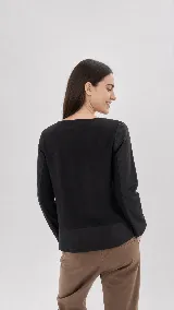 Remera de manga larga confeccionada en una combinación de lino y algodón. Presenta escote en V, diseño con cortes frontales y detalle de logo bordado. Posee un calce cómodo con aberturas laterales en el ruedo.