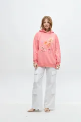 Pantalón cargo blanco de tiro medio, confeccionado en crochet y lino broderie.