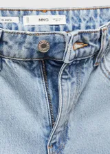 Jeans de denim celestes, de tiro medio y corte recto, con diseño crop y bajo deshilachado. Cuenta con cinco bolsillos, trabillas para cinto y cierre frontal con cremallera y botón metálico.