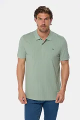 Remera polo de piqué en color azul con estampado de mini print geométrico en toda la prenda. Presenta cuello clásico, cierre frontal con botones personalizados y logo bordado en el pecho.