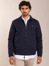 Campera azul marino con cierre frontal, cuello camisero y logo bordado en el pecho.