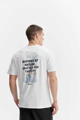 Remera de algodón blanca de manga corta, con estampa en la espalda que incluye texto y gráfica inspirada en la naturaleza y la ciudad.