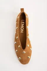 Chatitas de cuero color camel con tachas doradas.