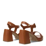 Sandalias de cuero color marrón con plataforma frontal y taco block. Presentan una tira frontal ancha y una pulsera al tobillo con hebilla ajustable.
