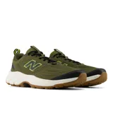 Championes New Balance 410 v9 de trail running, color verde militar con detalles en negro y verde lima, entresuela Fresh Foam blanca y suela de goma color suela.