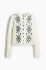 Saco corto de punto jacquard, color blanco con estampado de rombos en gris. Presenta cuello redondo, cierre frontal con botones y terminaciones acanaladas en puños y bajo.