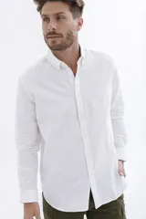 Camisa de lino color crudo, de manga larga y corte clásico.