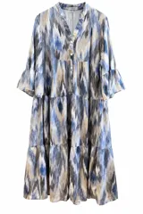 Vestido midi con estampado abstracto en tonos azules, blancos y marrones, escote en V con cuello mao y cierre frontal de botones. Cuenta con mangas tres cuartos acampanadas con volados y diseño escalonado en la falda.