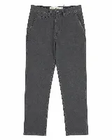 Pantalón chino gris de corte recto con textura, bolsillos laterales y trabillas para cinturón.