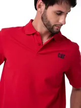 Remera tipo polo de manga corta marca Caterpillar, color rojo. Presenta cuello y bandas en las mangas de tejido acanalado, cierre frontal con botones grabados y logo de la marca estampado en el pecho. Incluye un pequeño bordado triangular en la manga y dobladillo recto.