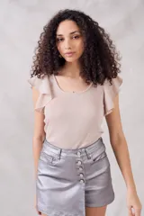 Top color crudo de lurex con corte ajustado, cuello redondo y mangas cortas con volados.