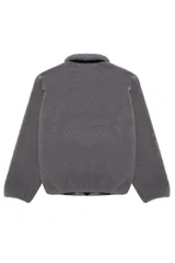 Campera de tejido polar tipo teddy en color gris, con cuello camisero, cierre frontal de cremallera y bolsillo funcional en el pecho con solapa de contraste.
