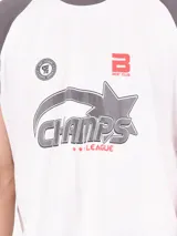 Musculosa gris con mangas y cuello negro, con el número 89 estampado en blanco en el frente.