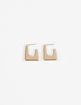 Aros tipo argolla con diseño rectangular y acabado liso en tono dorado.
