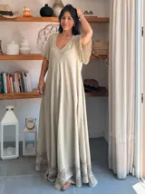 Vestido largo color crema de algodón con mangas cortas amplias, escote en V y estampado geométrico en el ruedo.