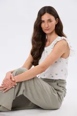 Pantalón de lino y viscosa, color verde militar, de corte amplio y relajado, con cintura elástica y detalle trenzado lateral.