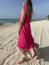 Vestido largo de fibrana color fucsia con breteles finos con volados y corte recto.