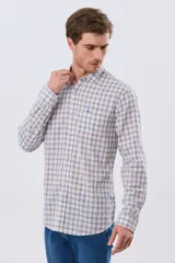 Camisa de lino con diseño a cuadros en tonos celestes y rosados, de manga larga, con cuello camisero, cierre frontal de botones y un bolsillo aplicado en el pecho con logo bordado.