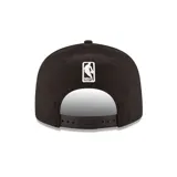 Gorro New Era negro con el logo del equipo de baloncesto Miami Heat bordado en el frente.